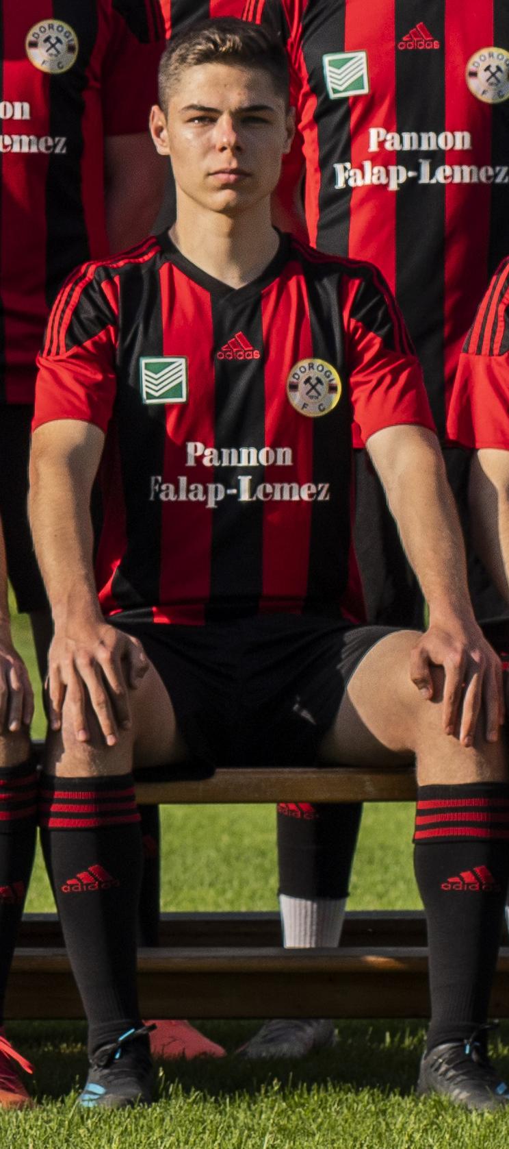 23iktkpturbxy9kyzrhmgqxzwrhmwflnjc5nzdhnzg2mdy5zdi4mteymy5qcgeslqpnei_nbthnay7nbyuvas0bdadcww Deres Márk évekig erősítette a Dorogi FC-t
